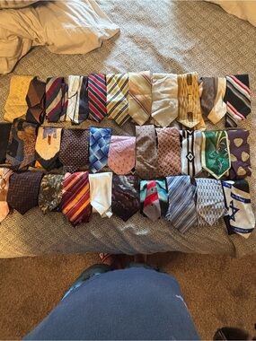 Duffle bag full of 32 ties with 💼